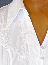 chemise blanche à manche courte brodée