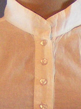 longue chemise blanche sans col