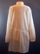 chemise blanche à couture asymétrique